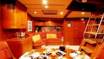 MIDNIGHT SUN Salon Dining